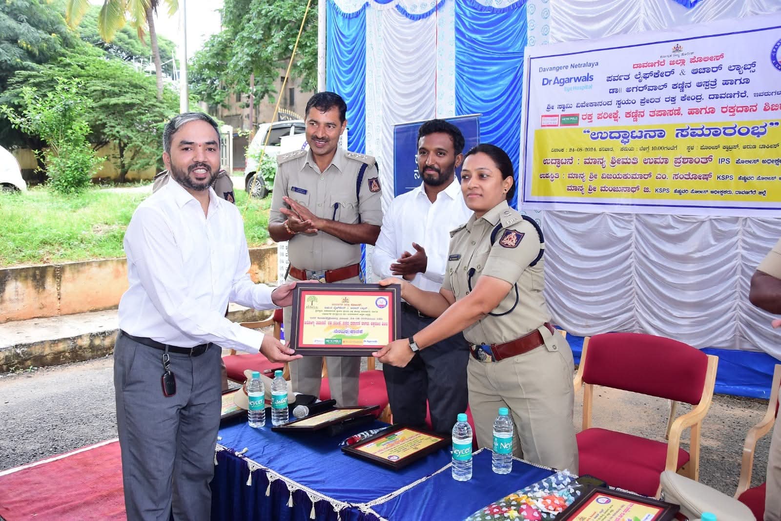 Davangere District Police SP Smt. Uma Prashanth IPS felicitating Tattva Foundation